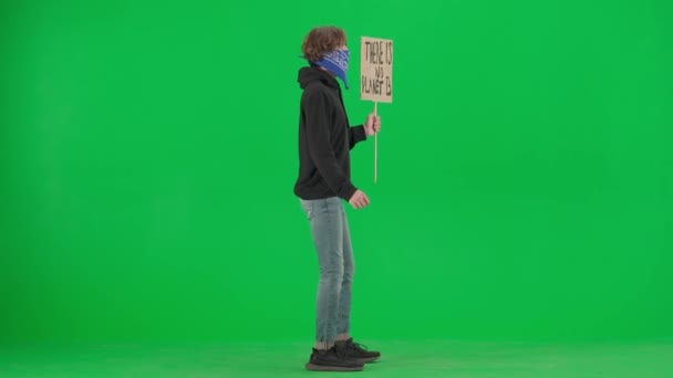 Una Vista Lateral Activista Masculino Gritando Sosteniendo Cartel Que Decía — Vídeos de Stock