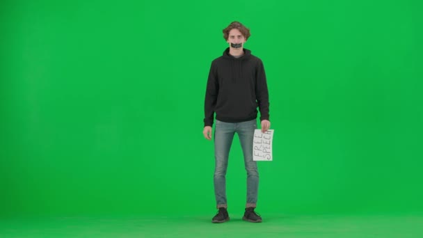 Чоловік Ротом Закріплений Чорною Стрічкою Тримає Плакат Написом Вільна Мова — стокове відео