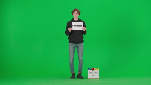 Een Man Met Een Poster Met Het Woord Vrijwilliger Erop — Stockvideo