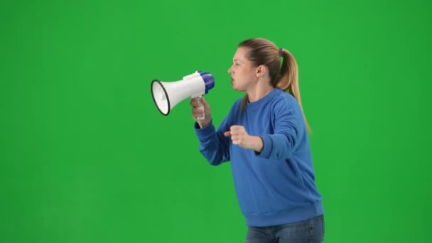 Žena Aktivistka Zdviženou Pěstí Výhružně Křičící Megafonu Studiu Zelené Obrazovce — Stock video