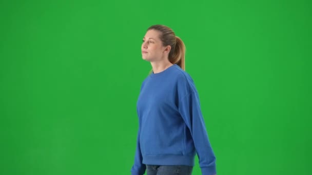 Ung Kvinde Går Tværs Grøn Skærm Tæt Kvinde Afslappet Tøj – Stock-video