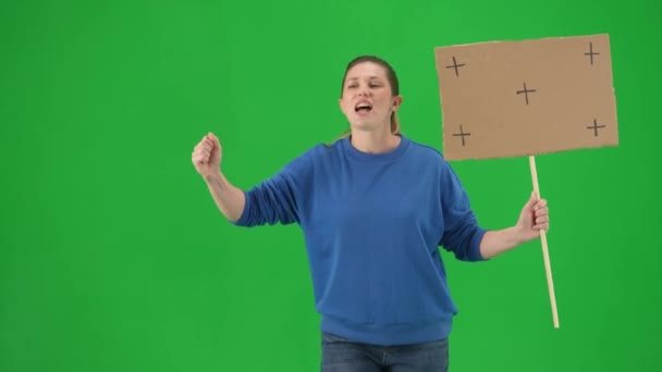 Kvinnlig Aktivist Går Grön Skärm Skriker Protest Slagord Närbild Framifrån — Stockvideo