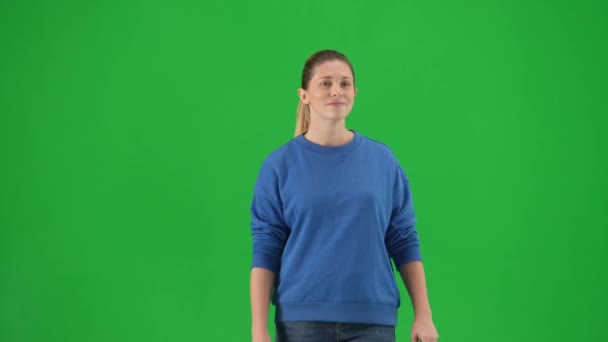 Vooraanzicht Van Een Jonge Vrouw Die Een Groen Scherm Loopt — Stockvideo