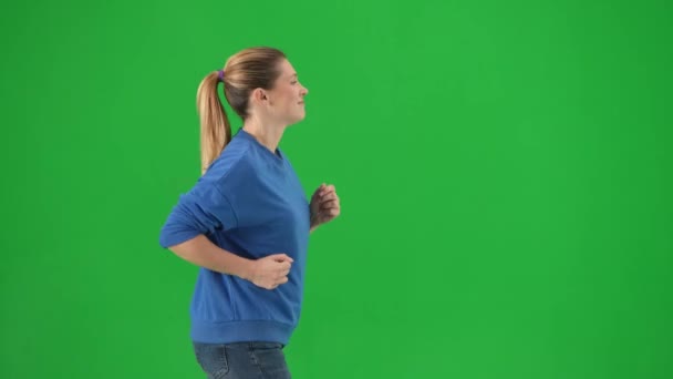 Yeşil Ekranda Koşan Sıradan Elbiseli Bir Kadın Yaklaş Koşu Yapan — Stok video