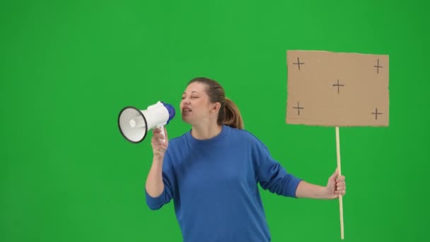 Kadın Megafona Doğru Konuşuyor Elinde Boş Bir Levha Tutuyor Yeşil — Stok video
