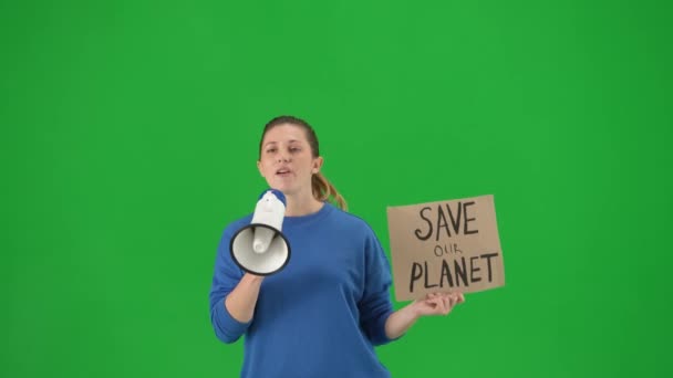 Eine Frau Spricht Ein Megafon Und Hält Ein Plakat Mit — Stockvideo