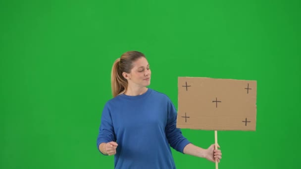 Aktivistka Ukazuje Ukazováčkem Prázdný Plakát Který Drží Ruce Palcem Nahoru — Stock video