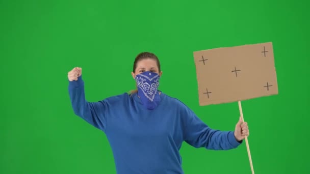 Жінка Активістка Обличчям Вкритим Шарфом Кричить Протестними Гаслами Тримає Порожній — стокове відео