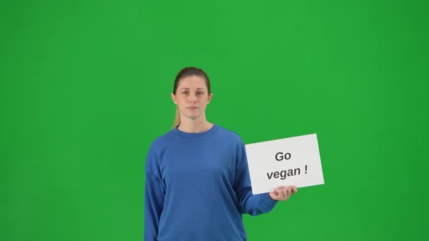 Una Mujer Señala Letrero Mano Que Dice Vegano Pulgar Hacia — Vídeos de Stock