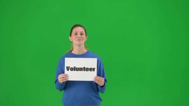 Una Mujer Sosteniendo Cartel Con Palabra Voluntario Cerca Mujer Mira — Vídeos de Stock