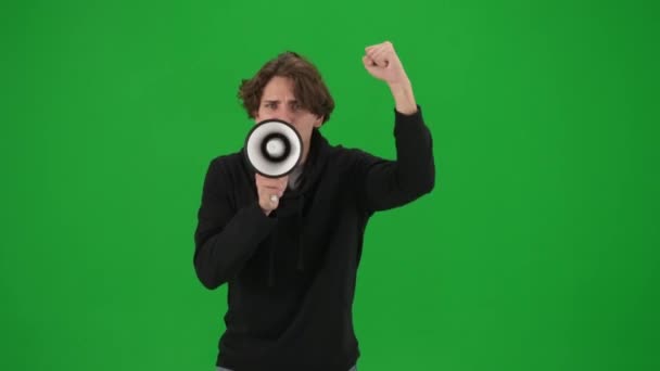 Activista Masculino Con Puño Levantado Gritando Amenazadoramente Megáfono Estudio Pantalla — Vídeos de Stock