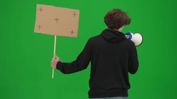 Homem Frente Para Longe Câmera Falando Megafone Segura Cartaz Branco — Vídeo de Stock