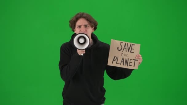남자가 메가폰으로 말하고 행성을 구하는 장막을 있습니다 화면에 마우스 피스와 — 비디오