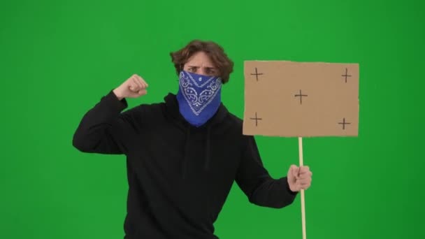 Mužský Aktivista Obličejem Zakrytým Šátkem Křičící Protestní Slogany Držící Prázdný — Stock video
