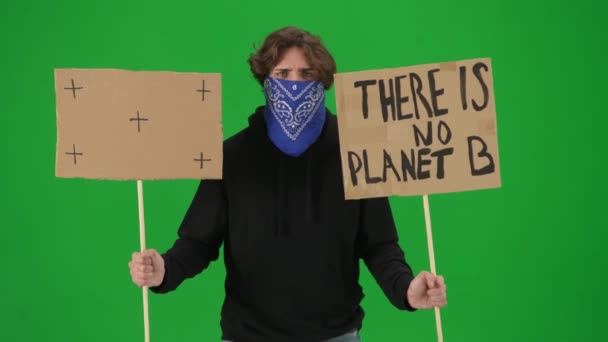 Samiec Demonstranta Twarzą Pokrytą Szalikiem Trzyma Znak Mówiący Nie Planety — Wideo stockowe