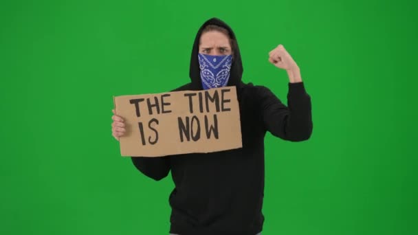 Een Mannelijke Demonstrant Met Zijn Gezicht Bedekt Met Een Sjaal — Stockvideo