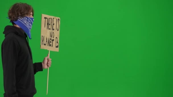 Una Vista Lateral Activista Masculino Gritando Sosteniendo Cartel Que Decía — Vídeos de Stock
