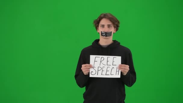 Egy Fekete Szalaggal Ragasztott Szájú Férfinak Van Egy Plakátja Szólásszabadság — Stock videók