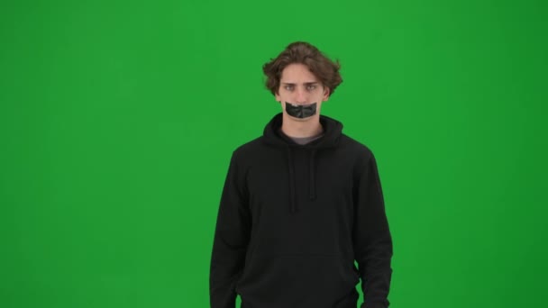 Чоловік Ротом Закріплений Чорною Стрічкою Тримає Плакат Написом Вільна Мова — стокове відео