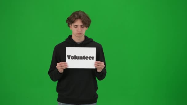 Uomo Che Tiene Poster Con Parola Volontario Vicino Uomo Guarda — Video Stock