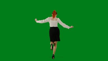 Modern iş kadını yaratıcı reklam konsepti. Krom anahtar yeşil ekranda çekici ofis kızı portresi. Etek ve bluz giyen kadın kurnazca yürüyor. Arka plan.