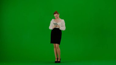 Modern iş kadını yaratıcı reklam konsepti. Krom anahtar yeşil ekranda çekici ofis kızı portresi. Etek ve bluz giyen kadın elinde tablet, reklam servisi..