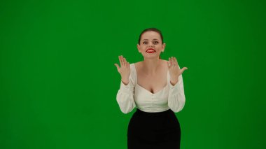Modern iş kadını yaratıcı reklam konsepti. Çekici ofis kızı portresi. Krom anahtar yeşil ekran. Etekli ve bluzlu bir kadın kameraya gülümsüyor, şaşırmış yüz ifadesi..