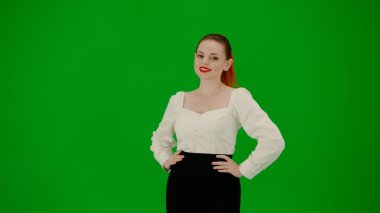 Modern iş kadını yaratıcı reklam konsepti. Beyaz iş gömleği ve siyah etekli bir kadın kameraya bakar ve gülümser.