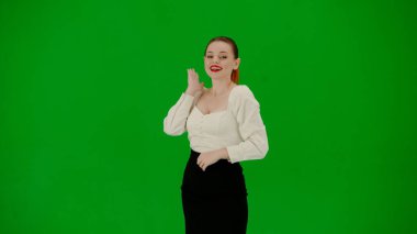Modern iş kadını yaratıcı reklam konsepti. Krom anahtar yeşil ekranda çekici ofis kızı portresi. Etekli ve bluzlu kadın şaşırmış yüz ifadesiyle poz veriyor, kazanan jest..