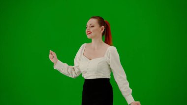 Modern iş kadını yaratıcı reklam konsepti. Krom anahtar yeşil ekranda çekici ofis kızı portresi. Etek ve bluz giyen kadın kurnazca yürüyor. Yarım dönüş..