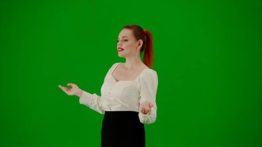 Modern iş kadını yaratıcı reklam konsepti. Krom anahtar yeşil ekranda çekici ofis kızı portresi. Etekli ve bluzlu bir kadın yürüyor ve konuşuyor. Yarım dönüş..