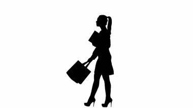 Modern iş kadını. Beyaz arka planda siyah ofis kızı silueti. Etek ve bluzlu bir kadın ellerinde çanta ve dosyayla yürüyor. Yan görünüm