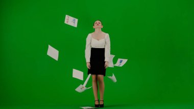 Modern iş kadını yaratıcı reklam konsepti. Krom anahtar yeşil ekranda çekici ofis kızı portresi. Etekli ve bluzlu bir kadın elinde kağıtlar, hayal kırıklığına uğramış belgeleri havaya fırlatıyor..