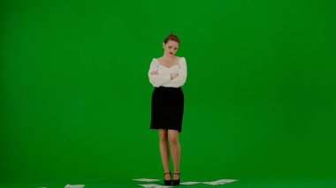 Modern iş kadını. Krom anahtar yeşil ekranda çekici ofis kızı portresi. Beyaz bluzlu ve siyah etekli bir kadının kolları göğsünde ve üzgün.