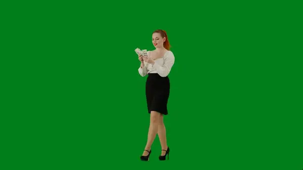 Modern Kadını Krom Anahtar Yeşil Ekranda Çekici Ofis Kızı Portresi — Stok fotoğraf