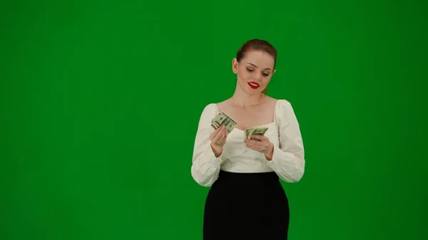 现代商业女性创意广告理念 色键绿色屏幕上漂亮的办公室女孩的肖像 穿着裙子和衬衫的女人站在那里数钱 开心地笑容满面 — 图库照片