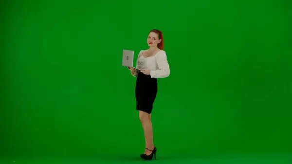 現代のビジネス女性クリエイティブ広告コンセプト クロマキーグリーンスクリーンの魅力的なオフィスガールの肖像画 ラップトップとタイピングを保持するスカートとブラウスの女性 肯定的なフォーカス表現 — ストック写真