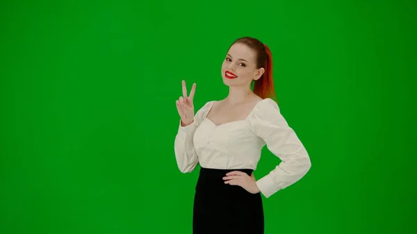 现代商业女性创意广告理念 色键绿色屏幕上漂亮的办公室女孩的肖像 身着短裙和女衫站在镜头前笑着表示胜利的标志 — 图库照片