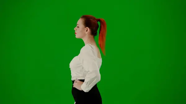 現代のビジネス女性クリエイティブ広告コンセプト クロマキーグリーンスクリーンの魅力的なオフィスガールの肖像画 スカートの女性と自信を持って歩くブラウス 腰に手 サイドビュー — ストック写真