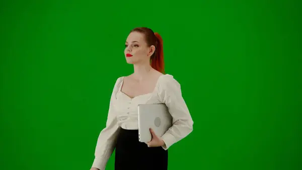 现代商业女性创意广告理念 色键绿色屏幕上漂亮的办公室女孩的肖像 穿着短裙和女衫 手持笔记本电脑走路的女人 转半圈 — 图库照片
