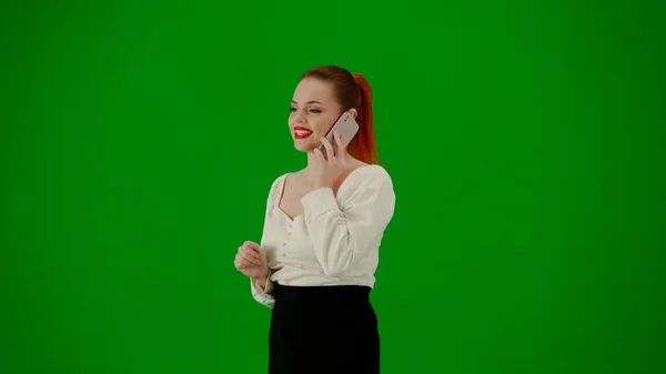 现代商业女性 色键绿色屏幕上漂亮的办公室女孩的肖像 穿着裙子和衬衫的女人在智能手机上说话 正面表情积极 转半圈 — 图库照片