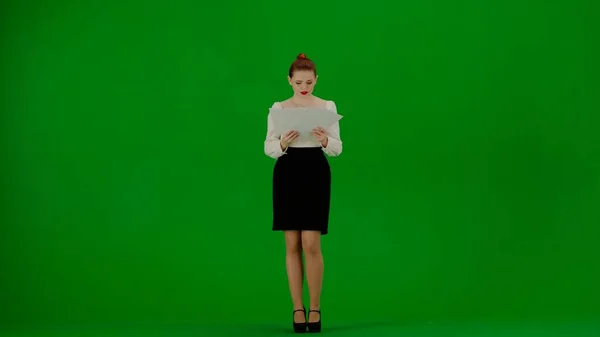 现代商业女性创意广告理念 色键绿色屏幕上漂亮的办公室女孩的肖像 穿着短裙和女衫的女人拿着文件 沮丧地把文件抛向空中 — 图库照片