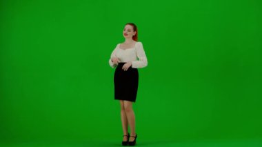 Modern iş kadını yaratıcı reklam konsepti. Krom anahtar yeşil ekranda çekici ofis kızı portresi. Etek ve bluzlu kadın kameraya gülümseyen boş yerlere bakıyor..