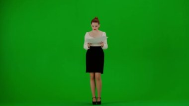 Modern iş kadını yaratıcı reklam konsepti. Krom anahtar yeşil ekranda çekici ofis kızı portresi. Etekli ve bluzlu bir kadın elinde kağıtlar, hayal kırıklığına uğramış belgeleri havaya fırlatıyor..