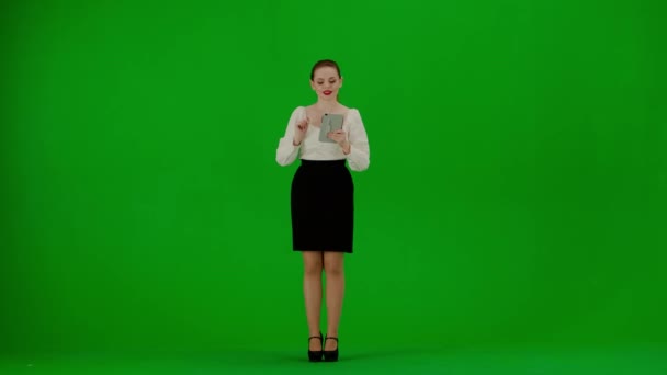 现代商业女性创意广告理念 色键绿色屏幕上漂亮的办公室女孩的肖像 身着短裙和女衫的女性在相机前说话 手持平板电脑 做广告服务 — 图库视频影像