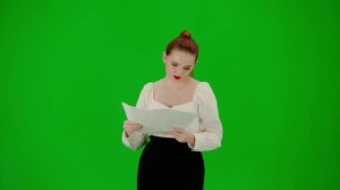 Modern iş kadını yaratıcı reklam konsepti. Krom anahtar yeşil ekranda çekici ofis kızı portresi. Etek ve bluz giyen kadın doküman okuyor, dans etmeye başlıyor, gülümsüyor..