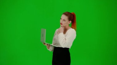 Modern iş kadını yaratıcı reklam konsepti. Krom anahtar yeşil ekranda çekici ofis kızı portresi. Etek ve bluz giyen bir kadın dizüstü bilgisayar tutuyor ve daktilo yazıyor, pozitif odaklı ifade.