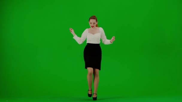 现代商业女性创意广告理念 色键绿色屏幕上漂亮的办公室女孩的肖像 穿着短裙和女衫的女人环顾四周 笑容满面地跳起舞来 — 图库视频影像