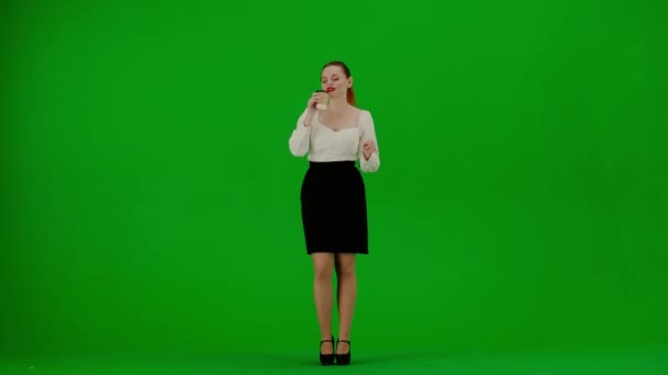 现代商业女性创意广告理念 色键绿色屏幕上漂亮的办公室女孩的肖像 身着短裙和女衫的女人拿着纸杯喝咖啡跳舞 — 图库视频影像
