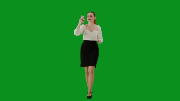 現代のビジネス女性クリエイティブ広告コンセプト クロマキーグリーンスクリーンの魅力的なオフィスガールの肖像画 ビデオ通話でスマートフォンで話すスカートの女性 肯定的な表現 — ストック動画